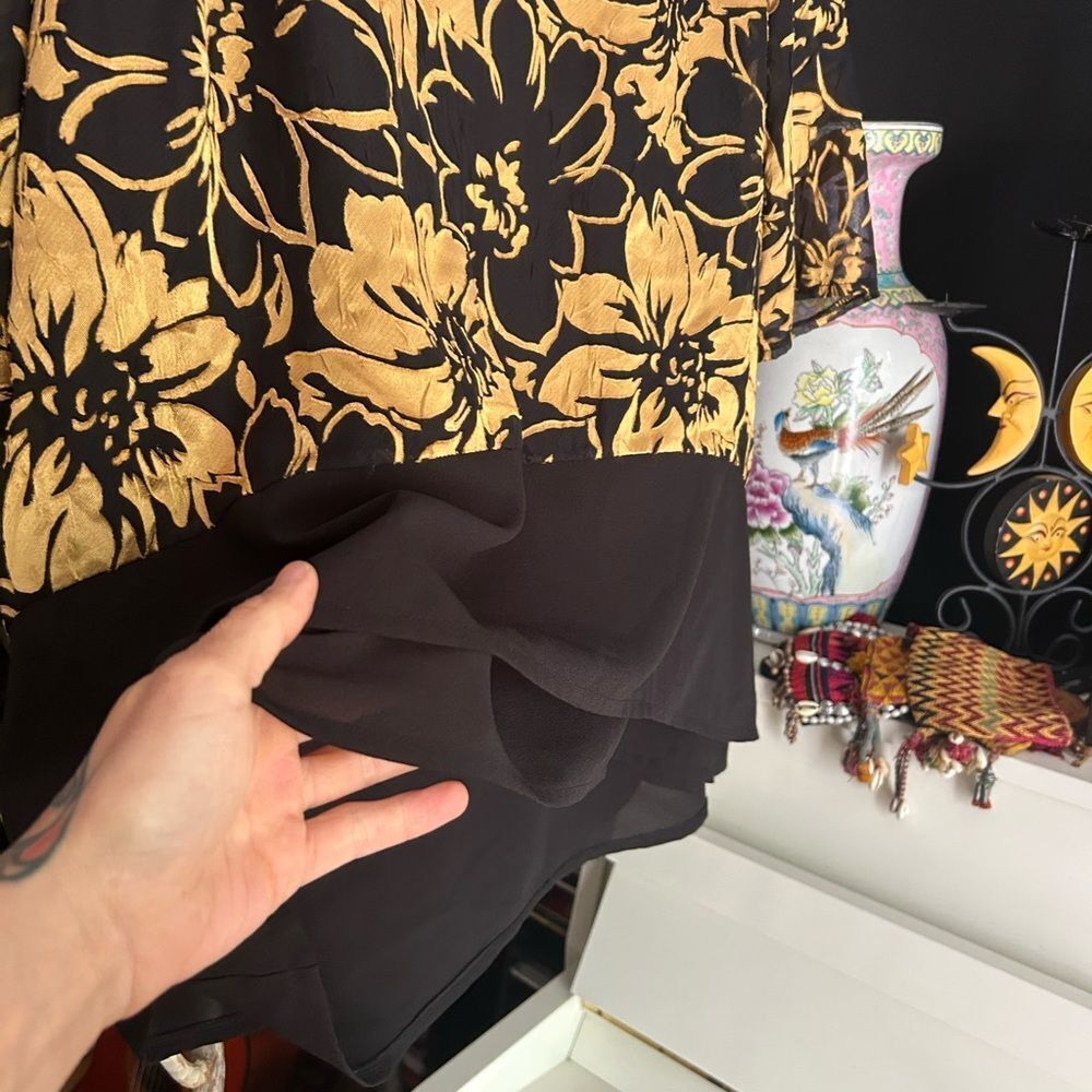 Elegant Black and Gold Floral Women's Blouse XL Hi Low - Picture 11 of 16